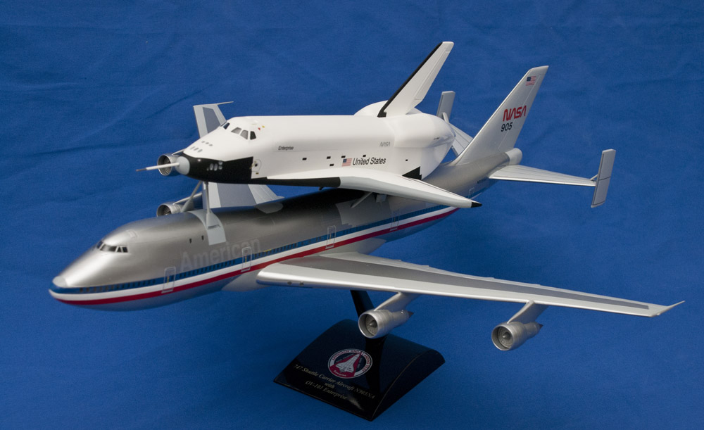 Pro Built model Boeing 747 SCA and Space Shuttle discovery